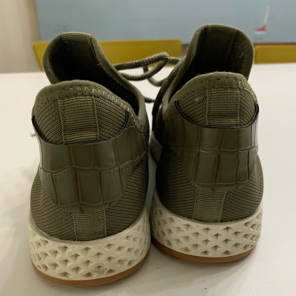 Like New J Slides Mesh Sneaker Size 7 - image 7